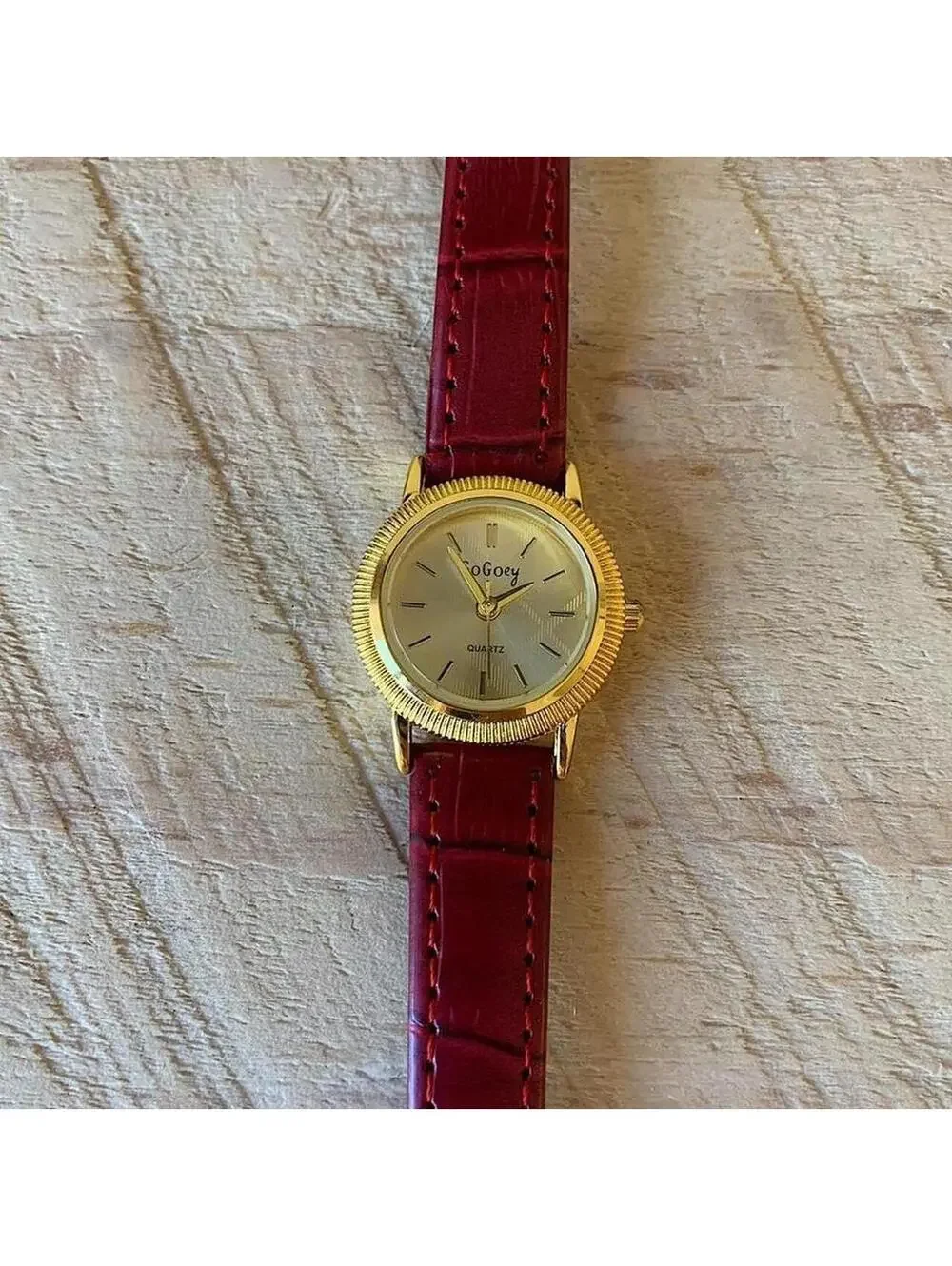 Y2k minimalistic style Dainty cute Gold circle red leather band. Item works tell